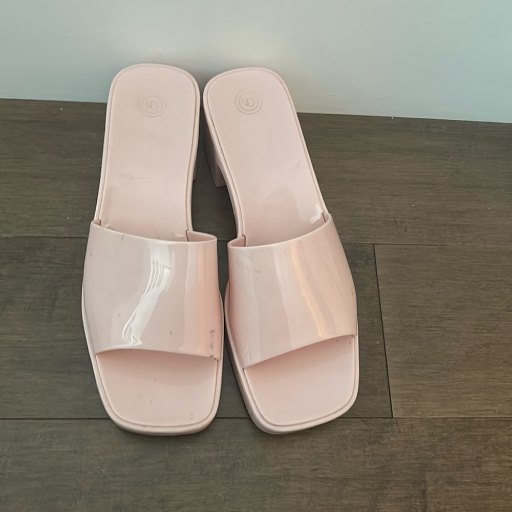 Jelly sandal light pink . Great  update to summer wardrobe